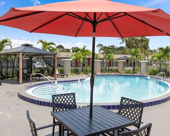 Super 8 by Wyndham Kissimmee-Orlando - كيسيمي - حوض السباحة