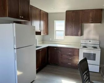 2-bedroom Duplex in peaceful Cut Bank, Pet-friendly Utilities and Wi-Fi included - Cut Bank - Kitchen