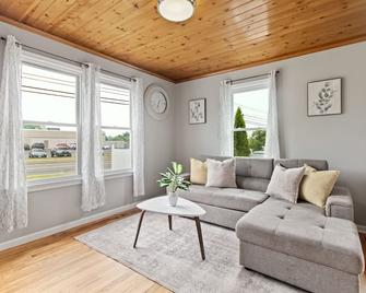 Stylish, Relaxing & Comfy 3 Bdr Home - Bristol - Living room