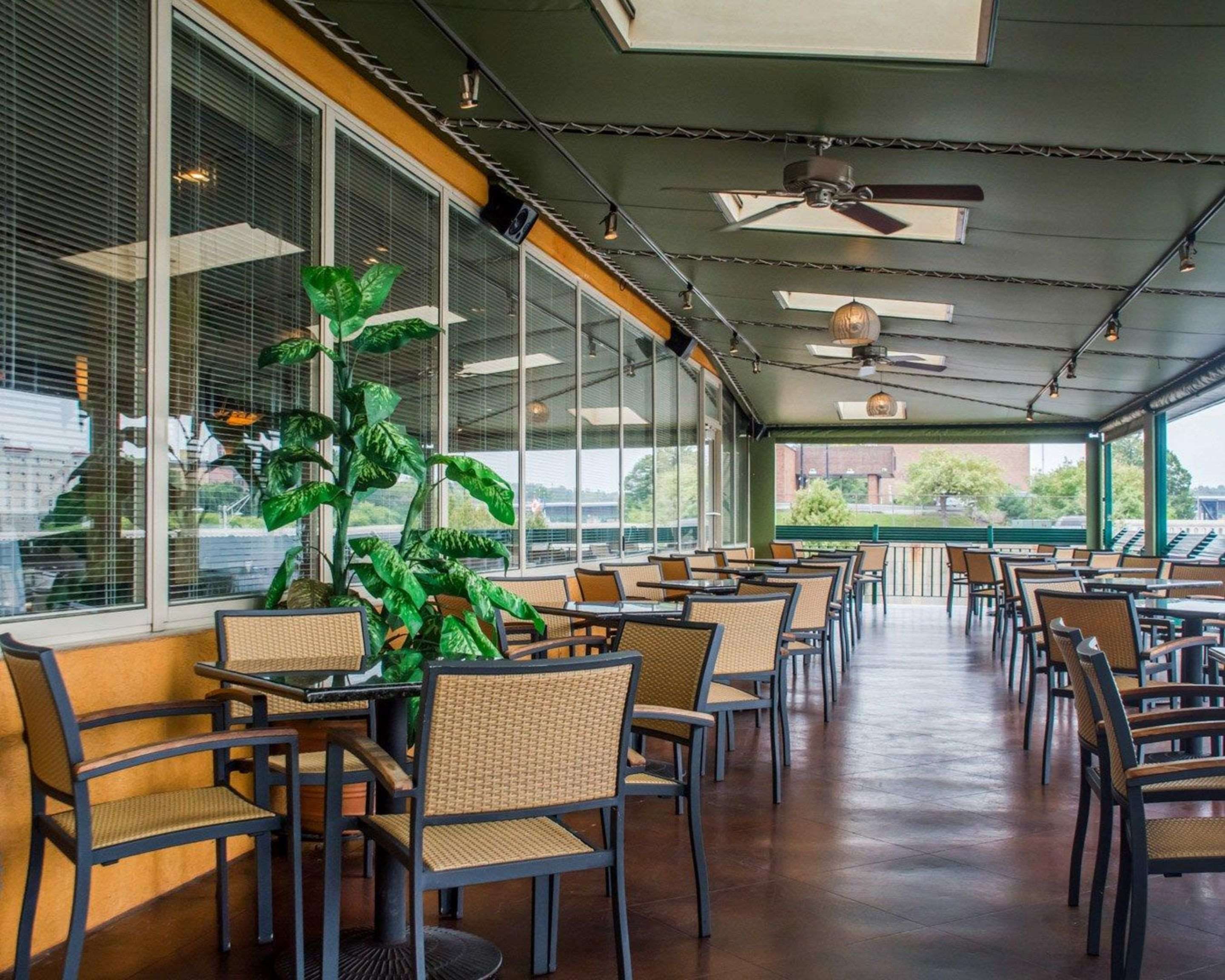 Clarion Hotel and Suites Riverfront - Oswego - Restaurant