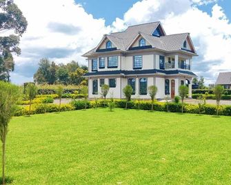Serene & Enchanting 5-bedroom farmhouse at Equator line, in Nyahururu with WIFI. - Nyahururu - Building