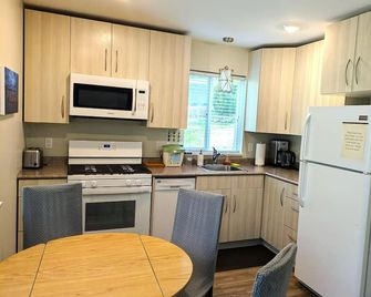 Blacktail Cabin - Hot Tub, Playground, Bbq, Trails - Halfmoon Bay - Kitchen