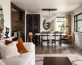 Hood Canal Beach Retreat - Belfair - Sala de estar