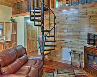 Cozy East Bernstadt Cabin with Porch and Fishing Lake! - East Bernstadt - Living room