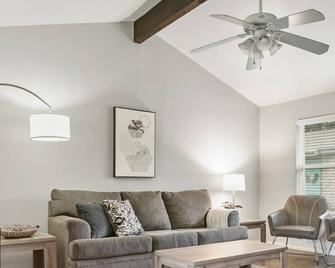 Pets Welcome Great Space Backyard Near Zilker - Austin - Wohnzimmer