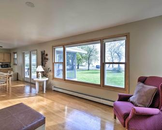 Charming Neenah House with Porch on Lake Winnebago! - Neenah - Sala de estar