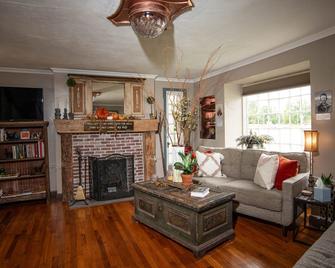 Historic home across the street from the Ozark Mill and Finley Farms property - Ozark - Sala de estar