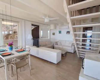 Sea La Vie Luxury Villa with Panoramic View and Pool - Falmouth - Living room