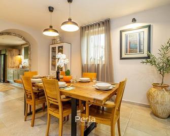 Holiday home Casa LYRA with heated pool in Novigrad 800m from the beach - Grožnjan - Dining room