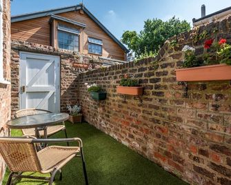 Lockwood St Cosy Central Victorian House in York with Parking Pass the Keys - York - Patio