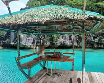 Paolyn Floating House Restaurant - Coron - Pool