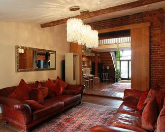 Tonge Barn - Sittingbourne - Living room
