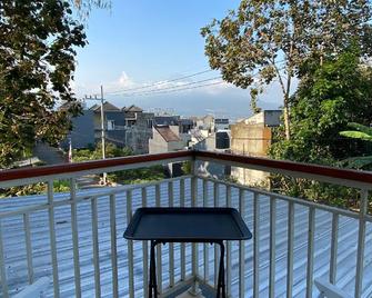 Villa Varsa Estate - Malang - Balcón