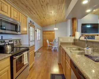 16 Mi to Sitgreaves Overgaard Cabin with Porch - Heber-Overgaard - Kitchen