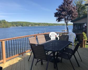 Beautiful Contemporary Waterfront Property - Belmont - Balcony