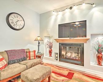 Lovely Mountain Apartment with Patio and Koi Pond! - Asheville - Living room