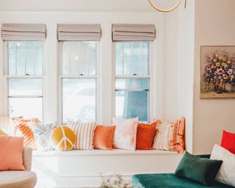 Eclectic and vibrant 4 bedroom in heart of Sun Prarie+Roku Smart TV's+EV Charger - Sun Prairie - Obývací pokoj