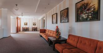 Staadioni Hotel - Kuressaare - Lobby