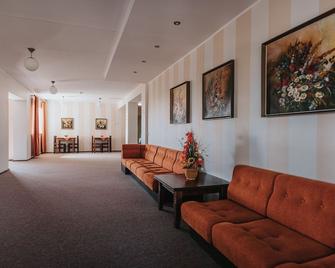 Staadioni Hotel - Kuressaare - Lobby