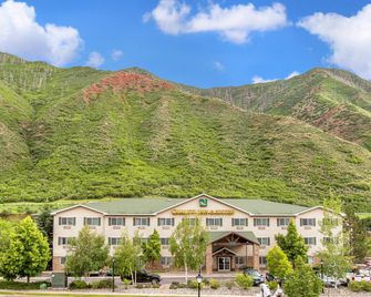 Quality Inn & Suites On The River - Glenwood Springs - Building