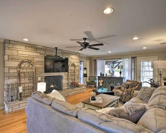 Charming Florence Getaway with Fireplace and Grill! - Florence - Living room