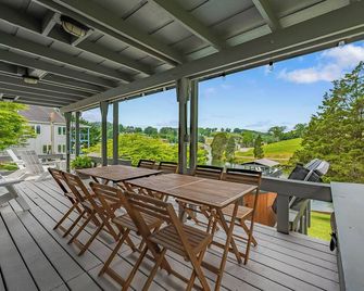 Hot tub, private dock, with water front lake access for relaxing or exploring. - Dublin - Balkon