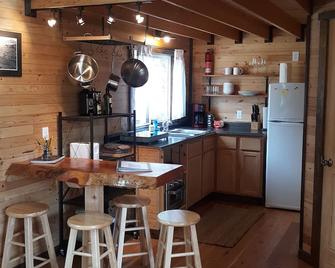 Glacier National Park cabin! Our basecamp to explore GNP, just 6 minutes away! - Coram - Kitchen