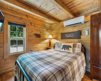 Mountain brow get away! Private and quiet, perfect for a romantic get a way! - Fort Payne - Schlafzimmer