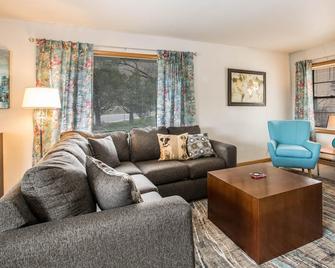 Vintage Style Home, Huge Yard w/ Fire pit, Walking Distance to Downtown, Pets OK - Glenwood Springs - Living room