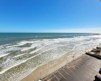 Pirates Cove Condo Unit #715 - Daytona Beach Shores - Beach