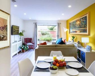 Luxury City Apartment Underground Parking 5 - Belfast - Dining room