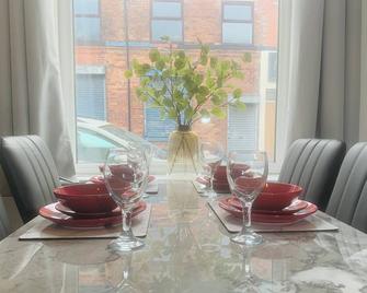 Newly renovated 3 Ensuite bedroom house in bury, 5 people - Bury - Dining room
