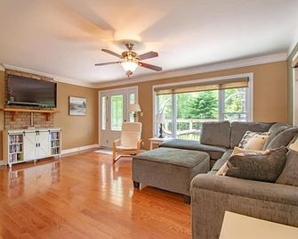 Sand Lake Getaway - Three Bedroom Cottage, Sleeps 8 - Kearney - Living room