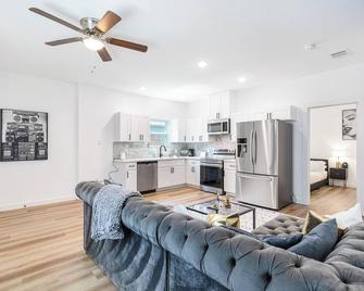 Delightful 3-bedroom house in Houston - Houston - Living room