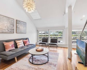 Loft-Style Waterfront Apartment - Sydney - Sufragerie