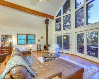 Peaceful Russellville Cabin Close to Lakes! - Russellville - Living room