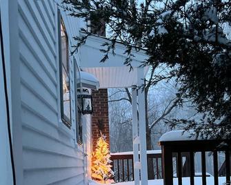 Little House in the Big Woods- Tennis Court - Pomfret - Outdoors view