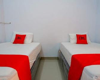 RedDoorz near Lokawisata Baturaden 2 - Baturaden - Habitación