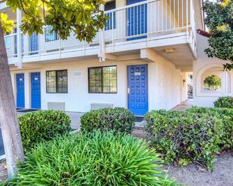 Motel 6 Redding South - רדינג - בניין