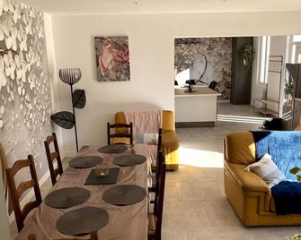 Les Gites de Pilot - Lussac - Comedor