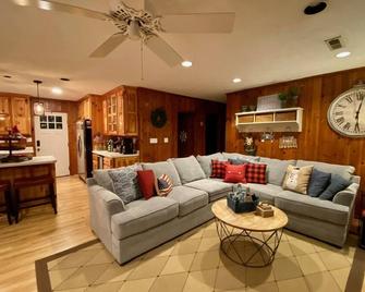 LakeFront Cottage Sleeps 10 1-story-with dock-Watts Bar Lake cabin - Rockwood - Living room