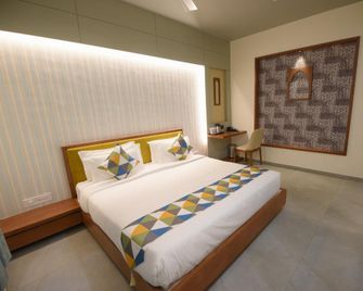 The Pramukh Hotel - Rājpīpla - Bedroom