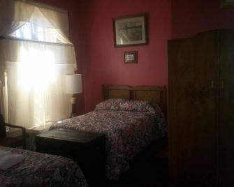 Ubon Thai Victorian Inn & Restaurant - Staunton - Bedroom