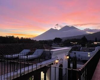 Los Pasos Boutique Hotel & Spa - אנטיגואה גוואטמלה - מרפסת