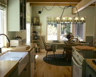 Dog friendly home on a fenced 1/3 acre of redwoods, 1 mile to Mendocino Village - Mendocino - Restaurant