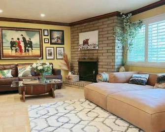 Lux Vineyard Retreat in 20,000 sqft lot near ONT - Montclair - Living room