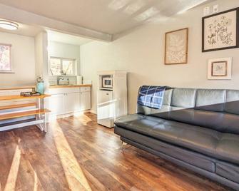 The Fountain Creek Inn of Downtown Manitou Springs [Suite #204] - Manitou Springs