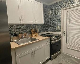 Noble Retreat, Cozy studio condo with pool, laundromat, free parking & Wi-Fi - Christiansted - Kitchen
