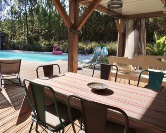 Charming wooden villa, in the forest, near beaches 4bedrooms, 1SDB + 2 SDD - Léon - Piscina