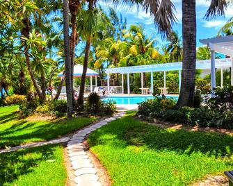 Oceanside Queen Room with ensuite - West Bay - Pool